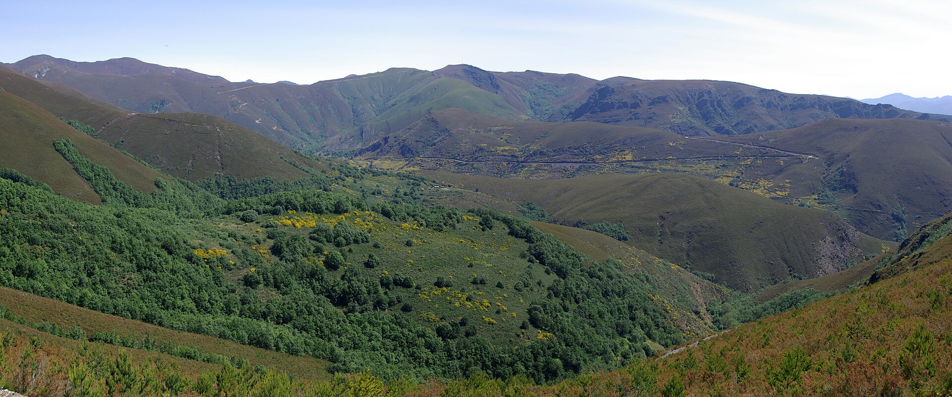Panorámica del valle del río Burbia desde Aira da Pedra. Fotografía: David Pérez (DPC), Wikimedia Commons, CC BY 3.0.