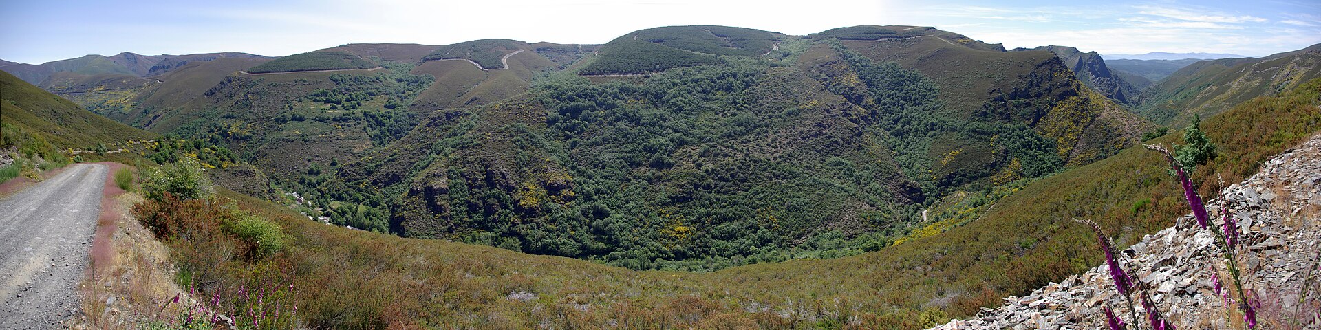 Panorámica muy amplia del paisaje y el caserío de Aira da Pedra. Fotografía: David Pérez (DPC), Wikimedia Commons, CC BY 3.0.