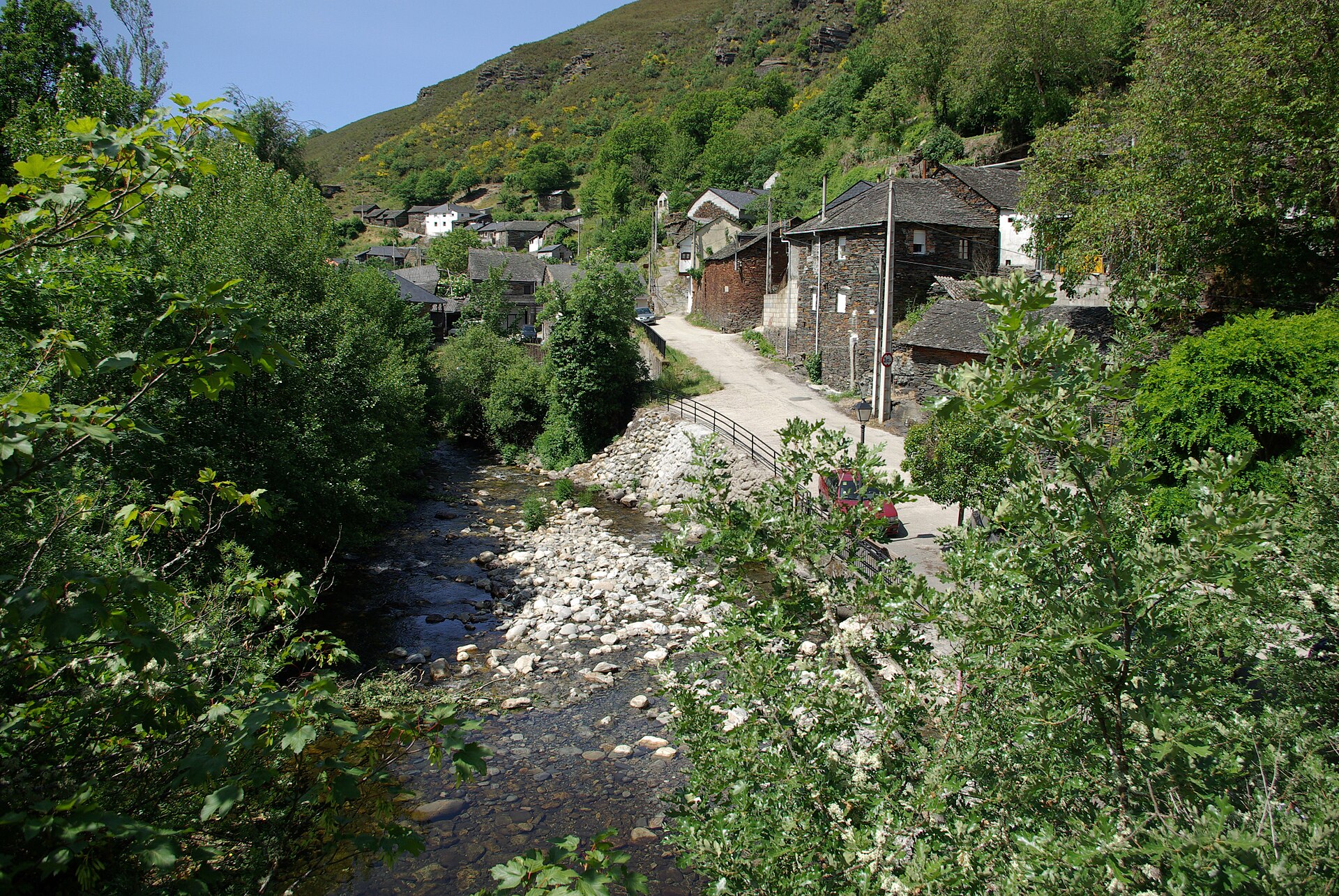 Río Burbia y vegetación de ribera en Aira da Pedra. Fotografía: David Pérez (DPC), Wikimedia Commons, CC BY 3.0.