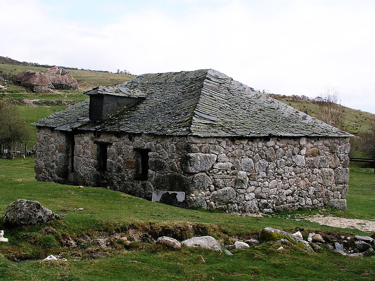 Palloza con cubierta de pizarra, Campo del Agua. Fotografía: Håkan Svensson Xauxa, Wikimedia Commons, CC BY 3.0.