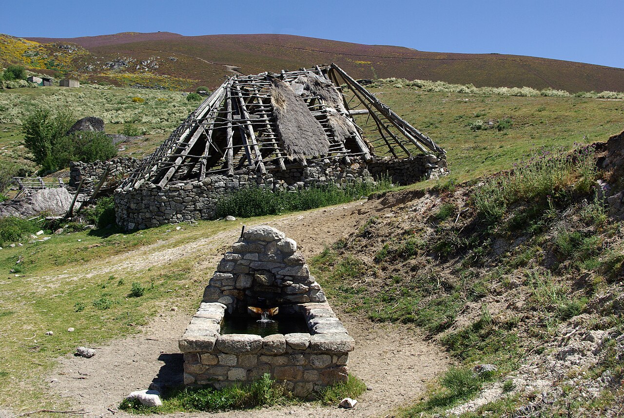Ruinas y abrevadero, Campo del Agua. Fotografía: David Pérez (DPC), Wikimedia Commons, CC BY 3.0.