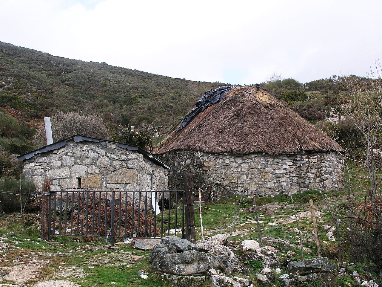 Palloza en 2005 II, Campo del Agua. Fotografía: Håkan Svensson Xauxa, Wikimedia Commons, CC BY 3.0.